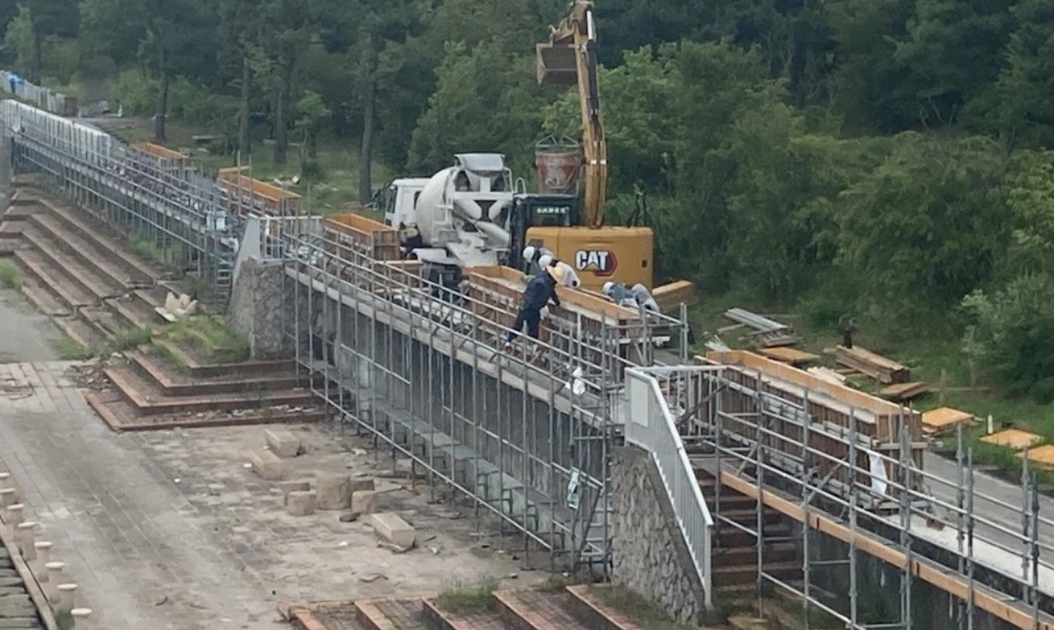車両用のスロープを設置。