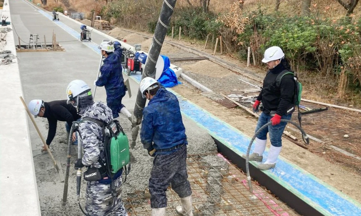 コンクリートを打設する様子。