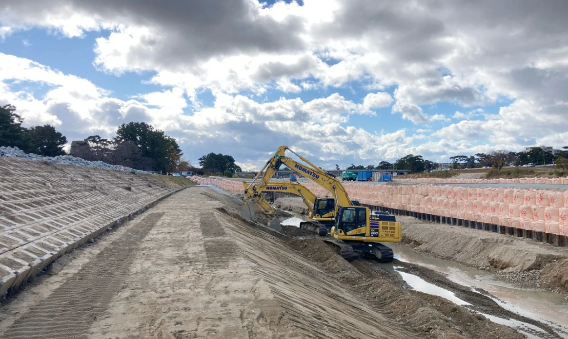 重機を用いて法面を成型する様子。