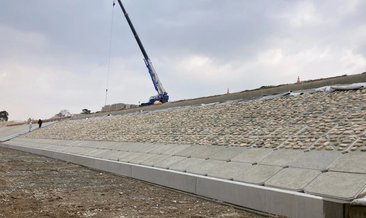 クレーンを使用してブロックを据付。